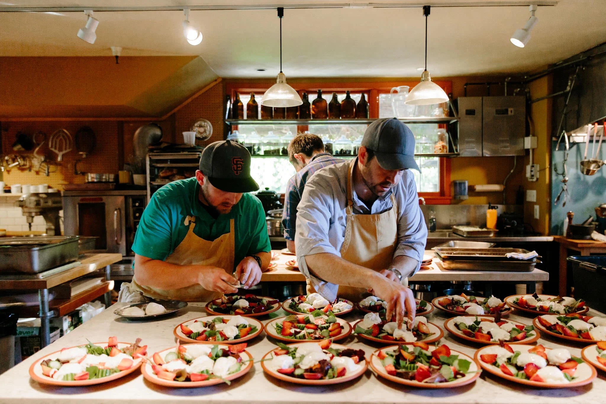 九妖漫画创始团队在专业厨房中工作